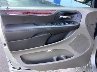 2014 Chrysler Town & Country Touring   - Photo 11 - Crest Hill, IL 60403