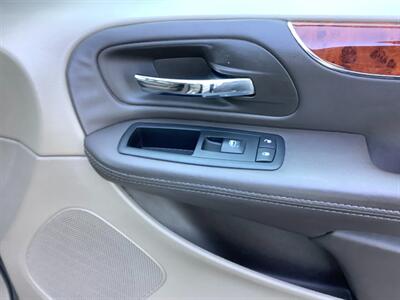 2014 Chrysler Town & Country Touring   - Photo 34 - Crest Hill, IL 60403