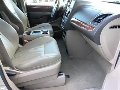 2014 Chrysler Town & Country Touring   - Photo 35 - Crest Hill, IL 60403