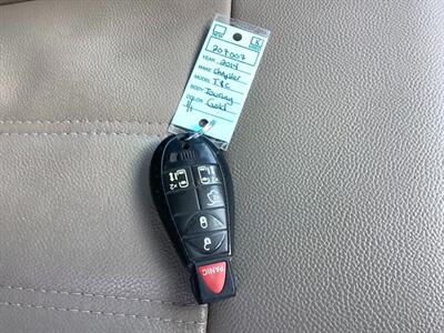 2014 Chrysler Town & Country Touring   - Photo 38 - Crest Hill, IL 60403