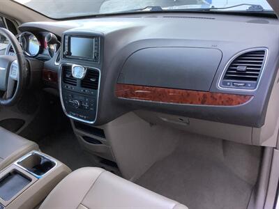 2014 Chrysler Town & Country Touring   - Photo 37 - Crest Hill, IL 60403