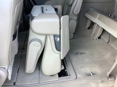 2014 Chrysler Town & Country Touring   - Photo 27 - Crest Hill, IL 60403
