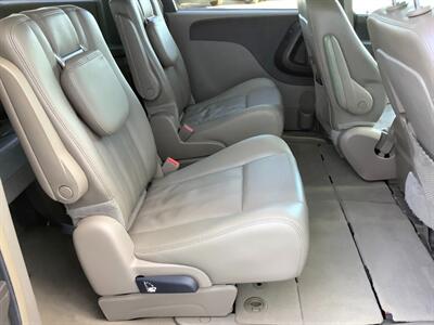 2014 Chrysler Town & Country Touring   - Photo 30 - Crest Hill, IL 60403