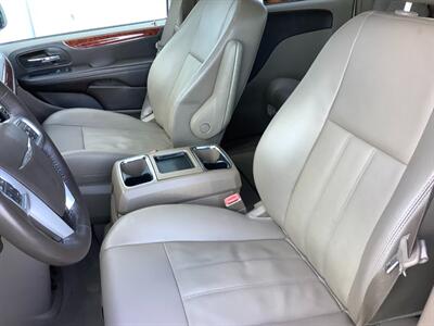 2014 Chrysler Town & Country Touring   - Photo 23 - Crest Hill, IL 60403