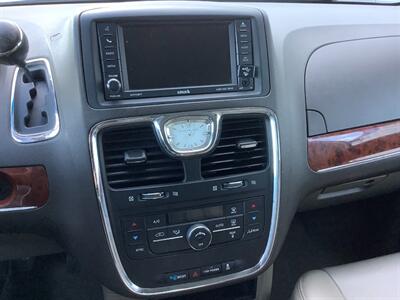 2014 Chrysler Town & Country Touring   - Photo 18 - Crest Hill, IL 60403