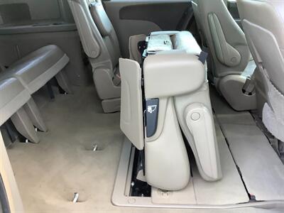 2014 Chrysler Town & Country Touring   - Photo 31 - Crest Hill, IL 60403