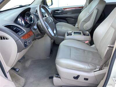 2014 Chrysler Town & Country Touring   - Photo 14 - Crest Hill, IL 60403