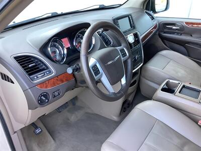 2014 Chrysler Town & Country Touring   - Photo 15 - Crest Hill, IL 60403