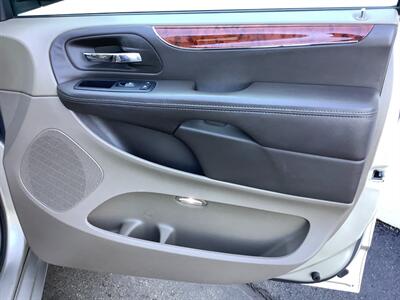 2014 Chrysler Town & Country Touring   - Photo 33 - Crest Hill, IL 60403