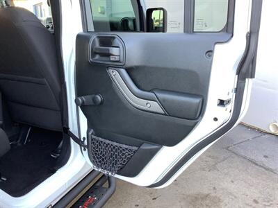 2017 Jeep Wrangler Sport   - Photo 24 - Crest Hill, IL 60403