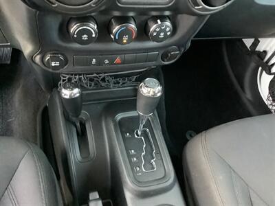 2017 Jeep Wrangler Sport   - Photo 17 - Crest Hill, IL 60403