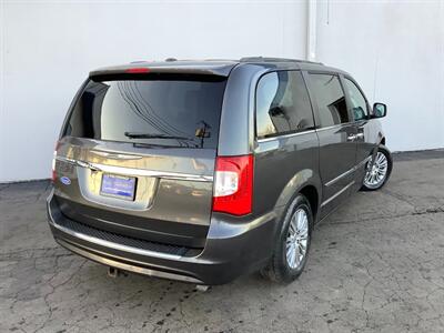 2016 Chrysler Town & Country Touring-L   - Photo 6 - Crest Hill, IL 60403