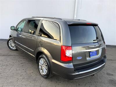 2016 Chrysler Town & Country Touring-L   - Photo 4 - Crest Hill, IL 60403