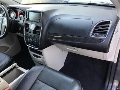 2016 Chrysler Town & Country Touring-L   - Photo 36 - Crest Hill, IL 60403