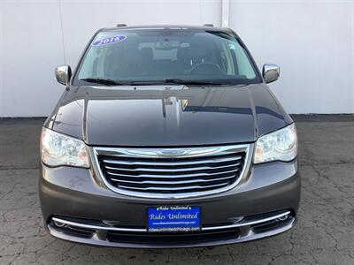 2016 Chrysler Town & Country Touring-L   - Photo 9 - Crest Hill, IL 60403