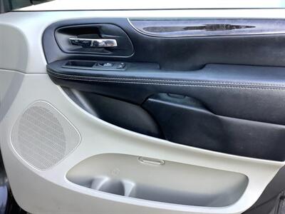 2016 Chrysler Town & Country Touring-L   - Photo 32 - Crest Hill, IL 60403