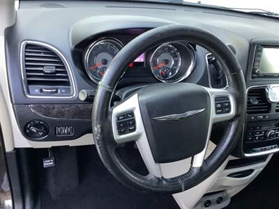 2016 Chrysler Town & Country Touring-L   - Photo 18 - Crest Hill, IL 60403