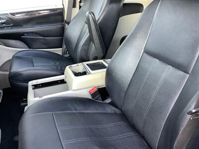 2016 Chrysler Town & Country Touring-L   - Photo 23 - Crest Hill, IL 60403