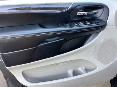 2016 Chrysler Town & Country Touring-L   - Photo 12 - Crest Hill, IL 60403