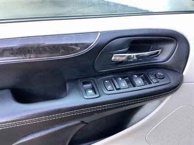 2016 Chrysler Town & Country Touring-L   - Photo 13 - Crest Hill, IL 60403
