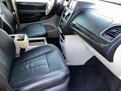 2016 Chrysler Town & Country Touring-L   - Photo 35 - Crest Hill, IL 60403