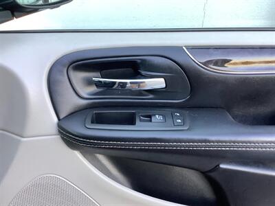 2016 Chrysler Town & Country Touring-L   - Photo 33 - Crest Hill, IL 60403