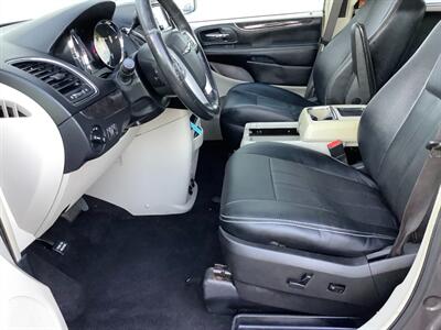 2016 Chrysler Town & Country Touring-L   - Photo 15 - Crest Hill, IL 60403