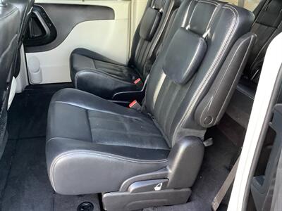 2016 Chrysler Town & Country Touring-L   - Photo 24 - Crest Hill, IL 60403