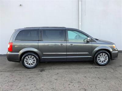 2016 Chrysler Town & Country Touring-L   - Photo 7 - Crest Hill, IL 60403