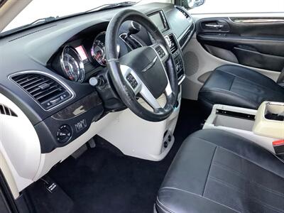 2016 Chrysler Town & Country Touring-L   - Photo 16 - Crest Hill, IL 60403