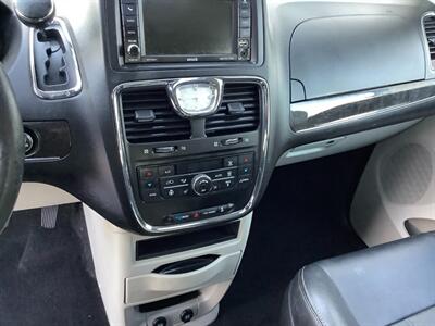 2016 Chrysler Town & Country Touring-L   - Photo 17 - Crest Hill, IL 60403