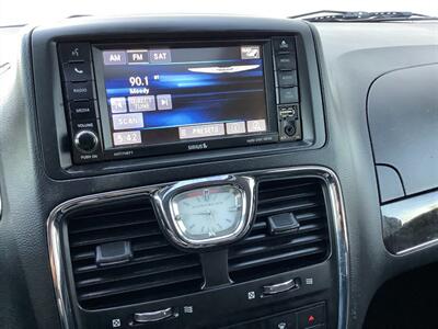 2016 Chrysler Town & Country Touring-L   - Photo 19 - Crest Hill, IL 60403