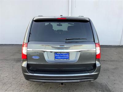 2016 Chrysler Town & Country Touring-L   - Photo 5 - Crest Hill, IL 60403