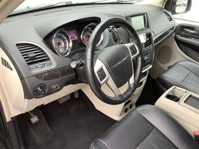 2015 Chrysler Town and Country Touring-L   - Photo 15 - Crest Hill, IL 60403