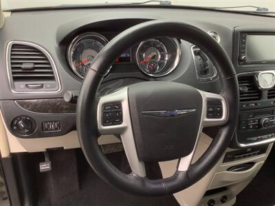 2015 Chrysler Town and Country Touring-L   - Photo 16 - Crest Hill, IL 60403