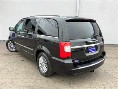 2015 Chrysler Town and Country Touring-L   - Photo 4 - Crest Hill, IL 60403