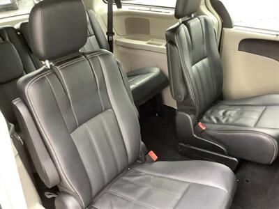 2015 Chrysler Town and Country Touring-L   - Photo 31 - Crest Hill, IL 60403
