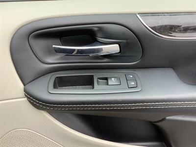 2015 Chrysler Town and Country Touring-L   - Photo 35 - Crest Hill, IL 60403