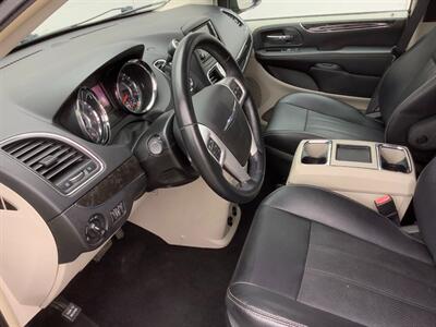 2015 Chrysler Town and Country Touring-L   - Photo 14 - Crest Hill, IL 60403