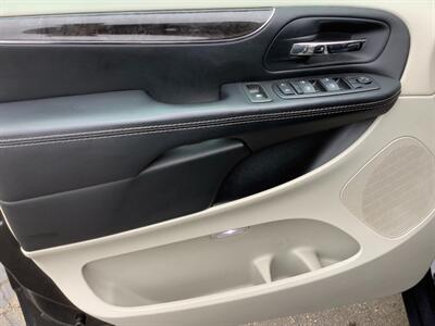 2015 Chrysler Town and Country Touring-L   - Photo 11 - Crest Hill, IL 60403
