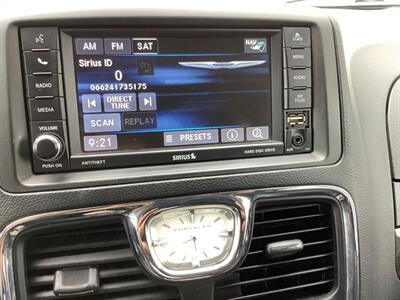 2015 Chrysler Town and Country Touring-L   - Photo 18 - Crest Hill, IL 60403
