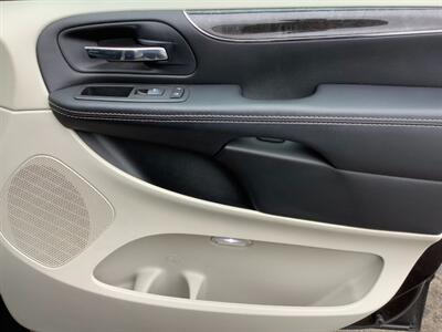 2015 Chrysler Town and Country Touring-L   - Photo 34 - Crest Hill, IL 60403