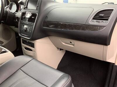 2015 Chrysler Town and Country Touring-L   - Photo 39 - Crest Hill, IL 60403