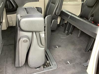 2015 Chrysler Town and Country Touring-L   - Photo 28 - Crest Hill, IL 60403
