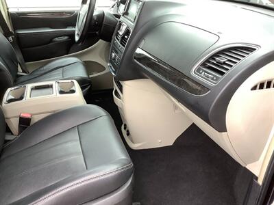 2015 Chrysler Town and Country Touring-L   - Photo 38 - Crest Hill, IL 60403