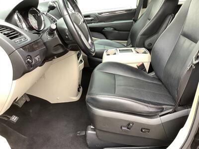 2015 Chrysler Town and Country Touring-L   - Photo 13 - Crest Hill, IL 60403