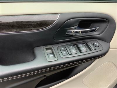 2015 Chrysler Town and Country Touring-L   - Photo 12 - Crest Hill, IL 60403