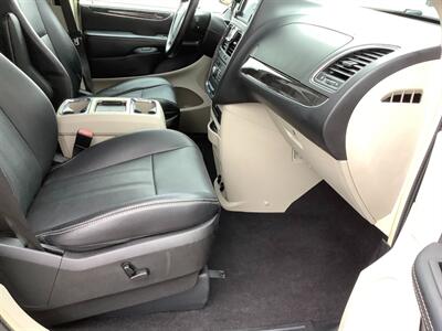 2015 Chrysler Town and Country Touring-L   - Photo 36 - Crest Hill, IL 60403