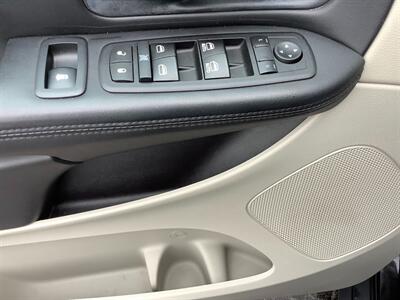 2012 Dodge Grand Caravan SXT - Photo 12 - Crest Hill, IL 60403