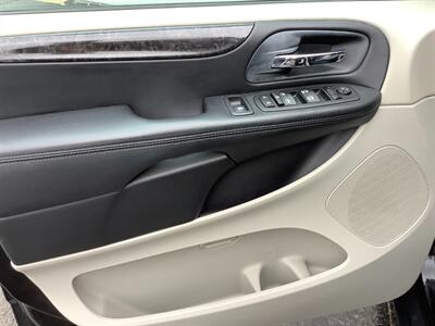 2012 Dodge Grand Caravan SXT - Photo 11 - Crest Hill, IL 60403